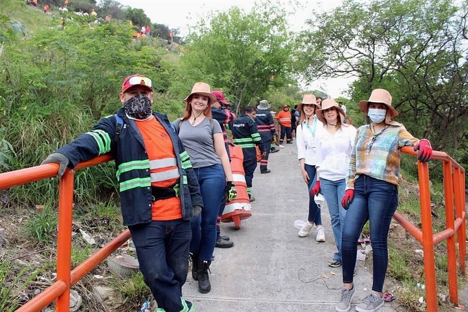 Equipo en jornada de limpieza.