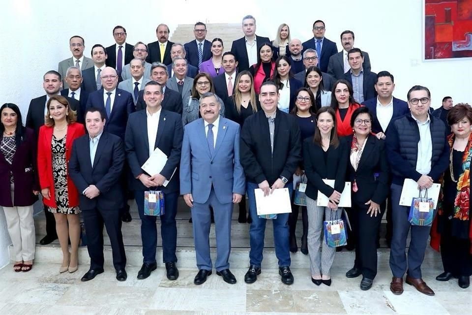 El encuentro de Diputados, secretarios de la UANL y el rector Santos Guzmán, se realizó en la Biblioteca Magna de la Máxima Casa de Estudios.