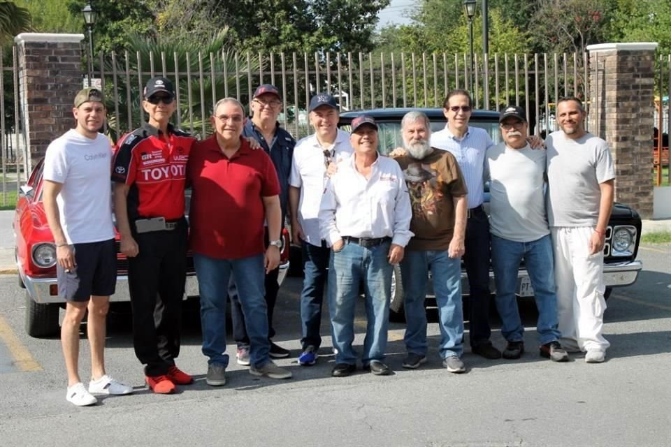 Los integrantes de 'Locos por los autos' se reunieron en la Pérgola.