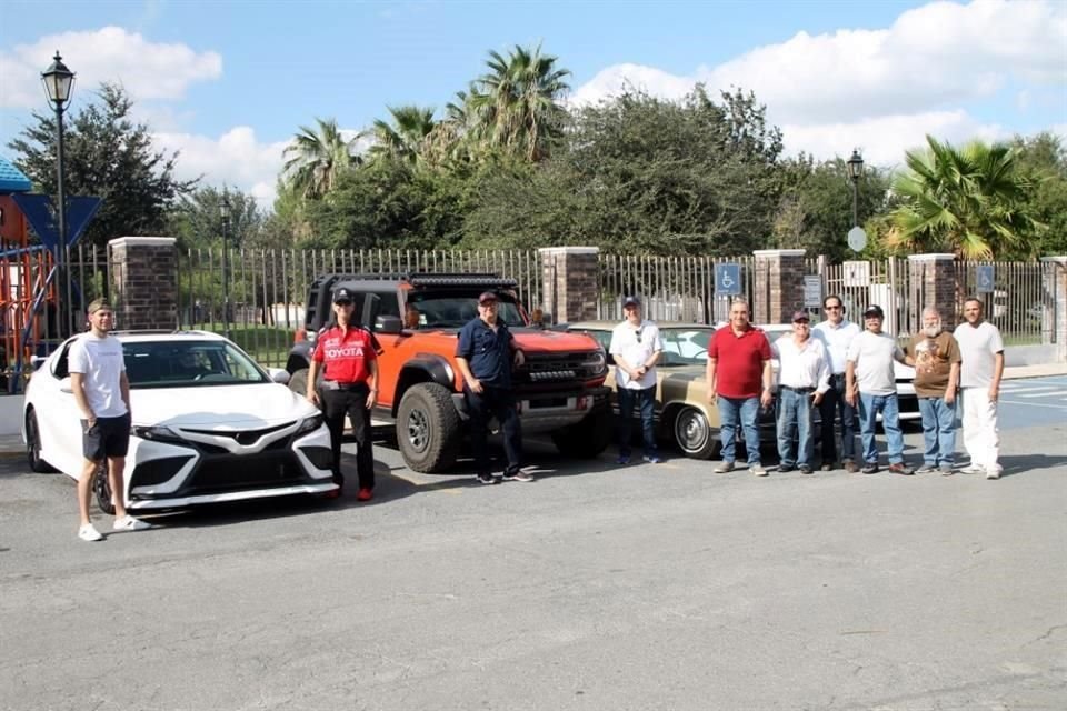 Los integrantes de 'Locos por los autos' se reunieron en la Pérgola.