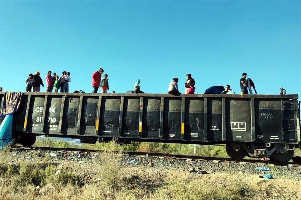 Los migrantes quedaron en un área despoblada, lo que ha dificultado que encuentren tiendas para surtirse de alimento.