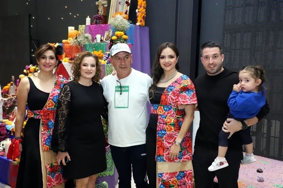 Celina Rodríguez, Mayra Flores, Chuy Perea, Ceci Ulloa, Jorge Zertuche y Elena Zertuche