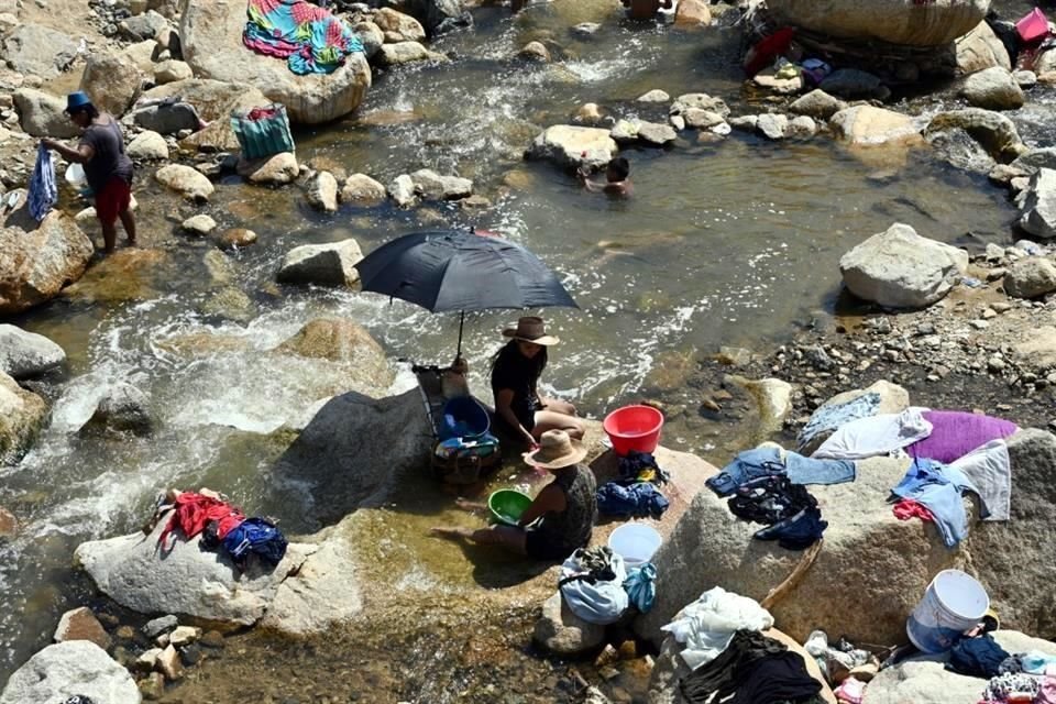 El canal escurre de un cerro cercano.