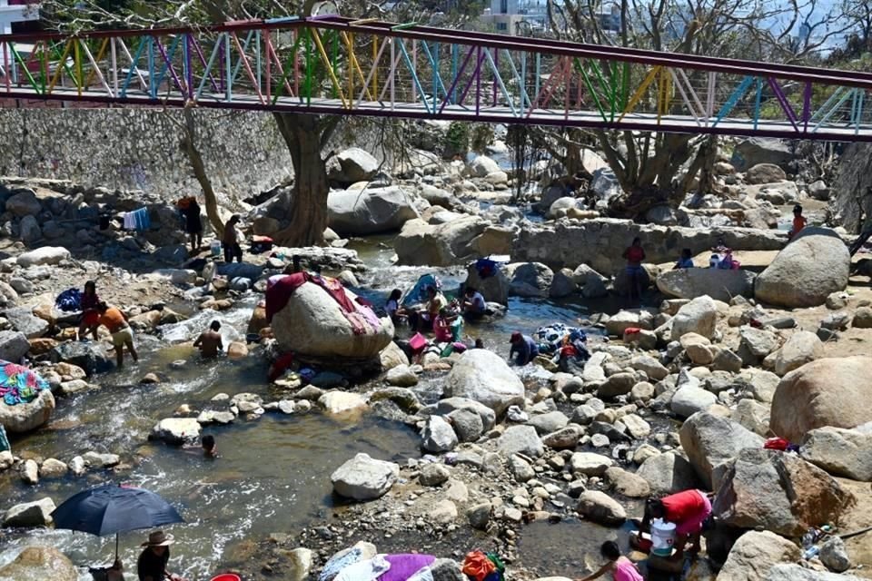 Los habitantes de esta zona deben viajar casi una hora en auto para recolectar agua donde la reparten las autoridades.