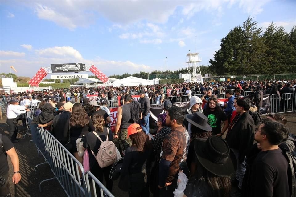 Caótico y desorganizado, pero con toda la actitud de los grandes fans del rock y el metal, así se vivió el primer día del Hell and Heaven.