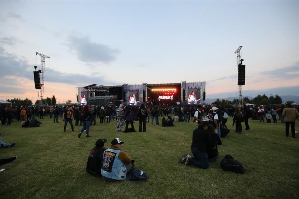 Asistentes del Hell and Heaven tiraron vallas de seguridad del Centro Dinámico Pegaso por la acumulación de personas en el acceso al show.