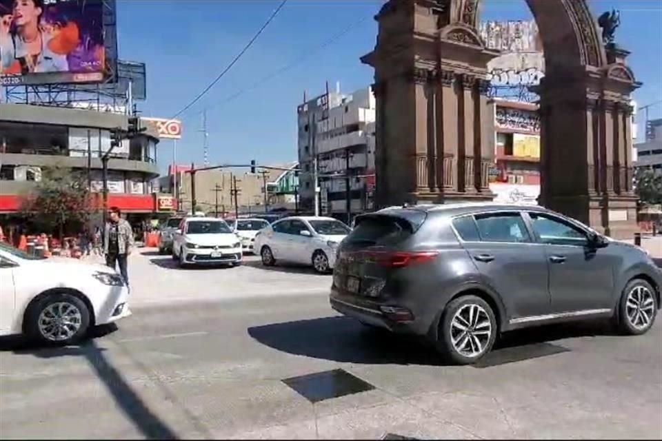 Automovilistas quedaron en medio del paso pompeyano de Pino Suárez al cruzar el semáforo de la zona.