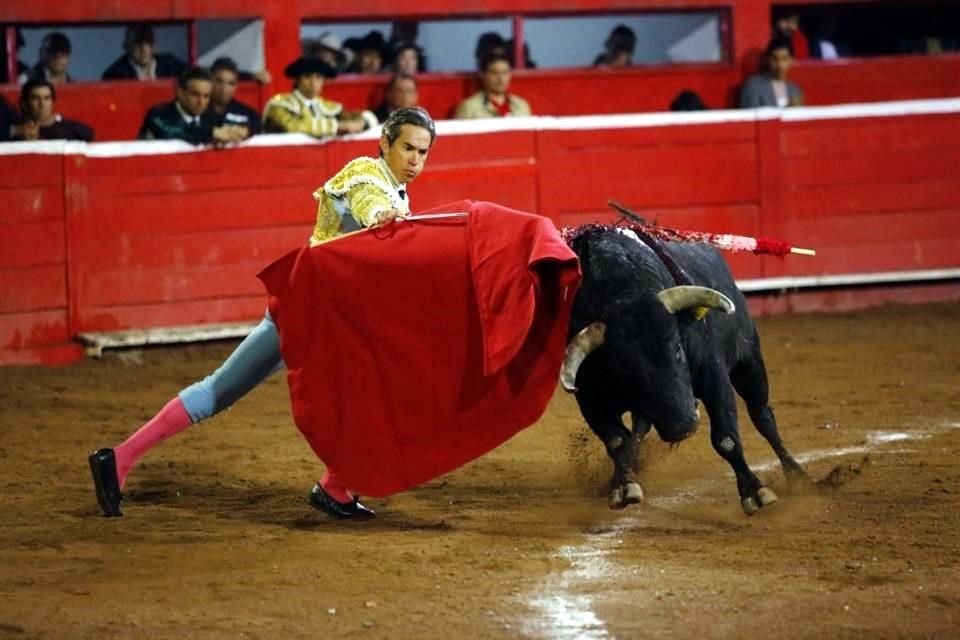 Diego Silveti también estuvo a la altura, al cortar una oreja.