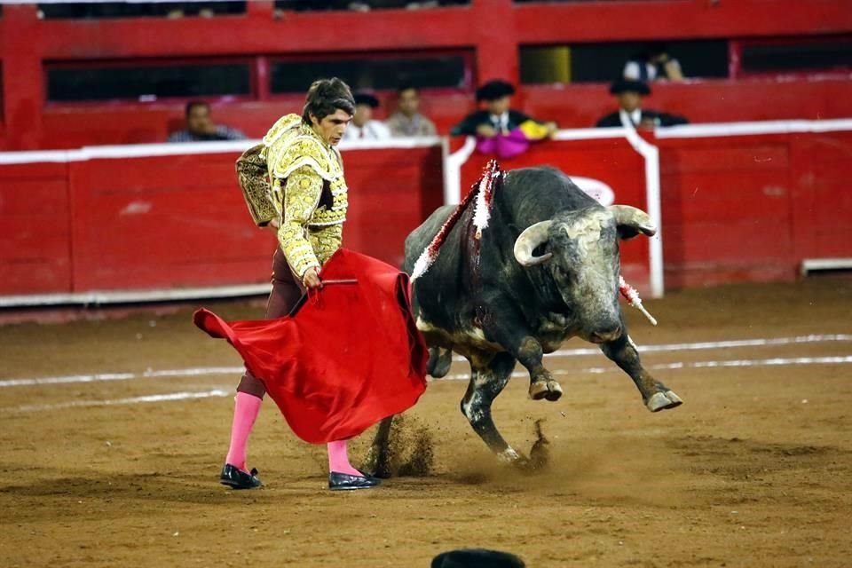 Sebastián Castella rompió su racha triunfadora con los regios al no tener suerte con la espada.