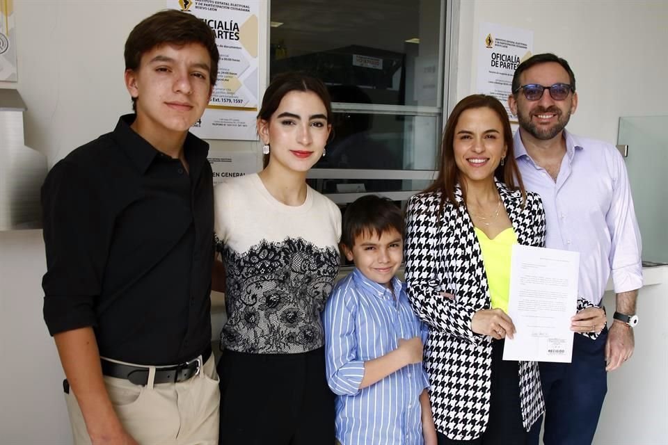 Vivianne Clariond acudió con su familia al IEE.