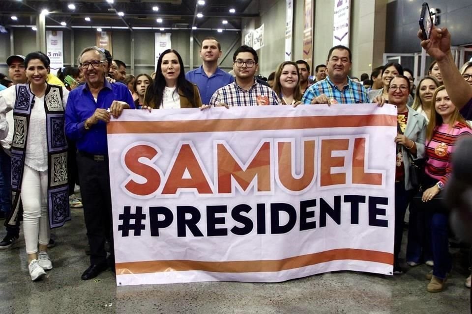 Simpatizantes con lona con la leyenda 'Samuel #Presidente'.