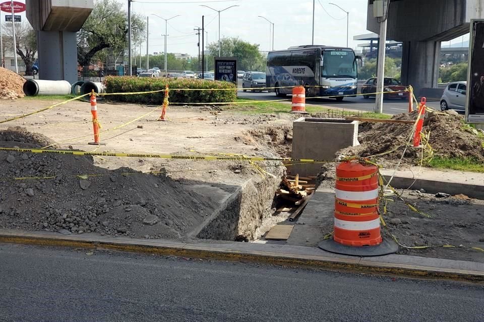 La obra del drenaje pluvial la realiza el Municipio de Monterrey en la lateral de la gaza de Churubusco y Constitución.