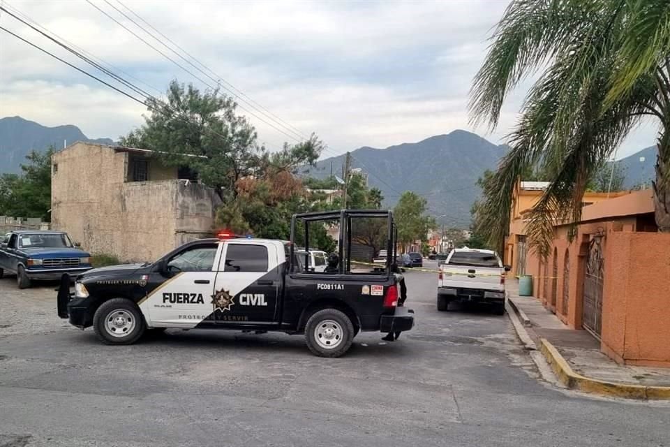 Blanca Lidia Ortega, de 37 años, quedó tendida en la banqueta a un costado de su auto.