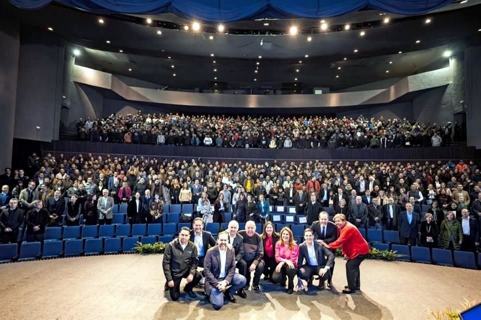 Katcon realizó una ceremonia conmemorativa en el Auditorio San Pedro, a la que asistieron más de 700 colaboradores, así como clientes, proveedores y socios de la compañía.