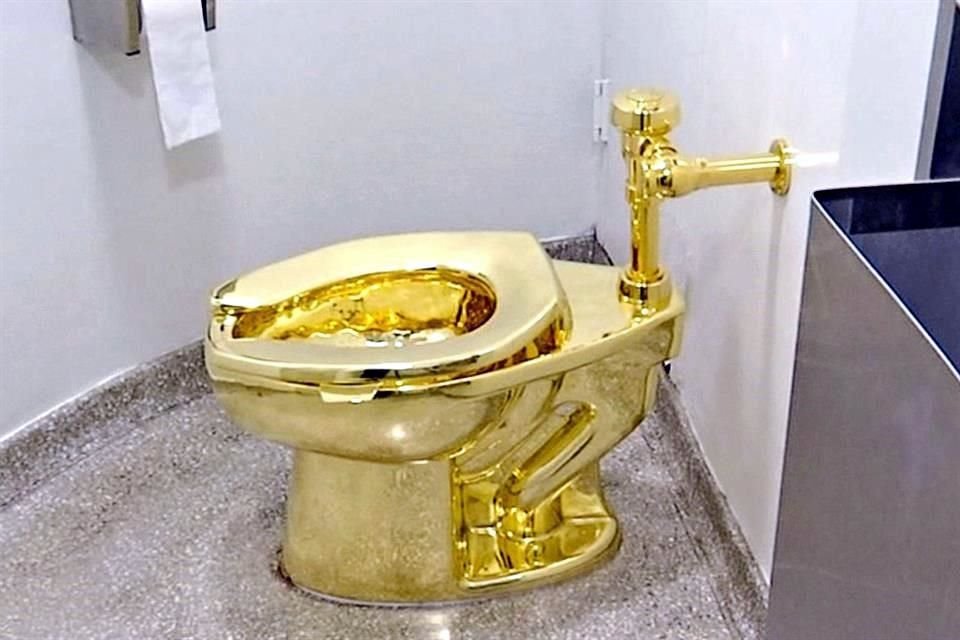 'América' sanitario de oro que funciona como tal, del italiano Maurizio Cattelan.