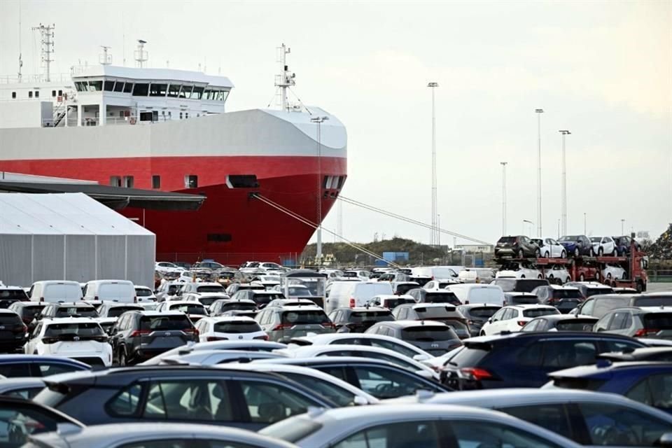 Los trabajadores de cuatro puertos suecos bloquearon la carga y descarga de automóviles Tesla, en medio de una huelga por la negativa de la compañía estadounidense a firmar un convenio salarial colectivo con los mecánicos.