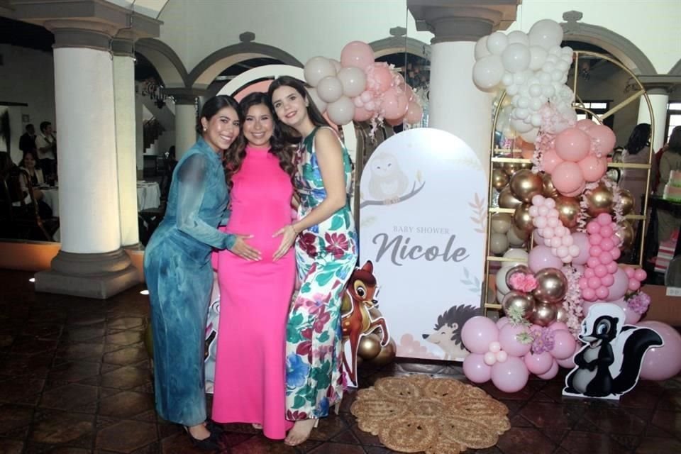 Fernanda Macareno, Karen Macareno Villarreal y Valeria Carrington
