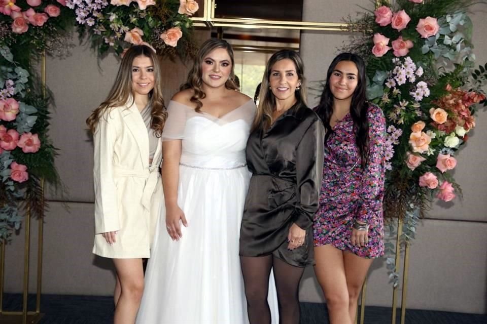 Regina Saldaña, Ana Lucia González Saldaña, Debbie Garza de Saldaña y Marian Saldaña