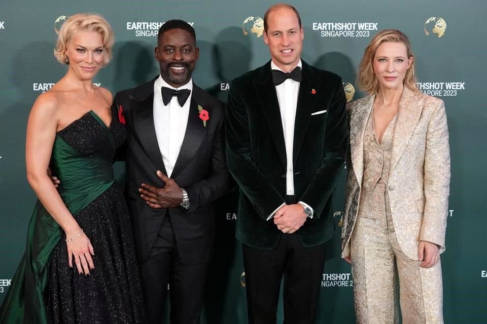 Guillermo posó en la alfombra verde junto a los actores Cate Blanchett, Hannah Waddingham y Sterling K. Brown.