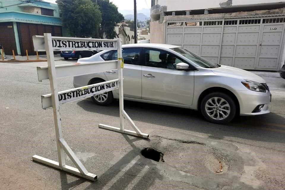 El minisocavón apareció en la calle Río Pánuco, en Monterrey, a unos metros de donde AyD ya había reparado otro.