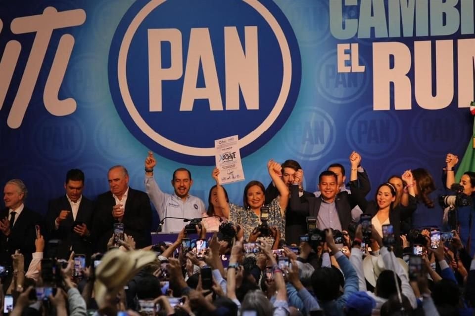 Xóchitl Gálvez muestra su registro ante simpatizantes e integrantes del partido en la sede del PAN.