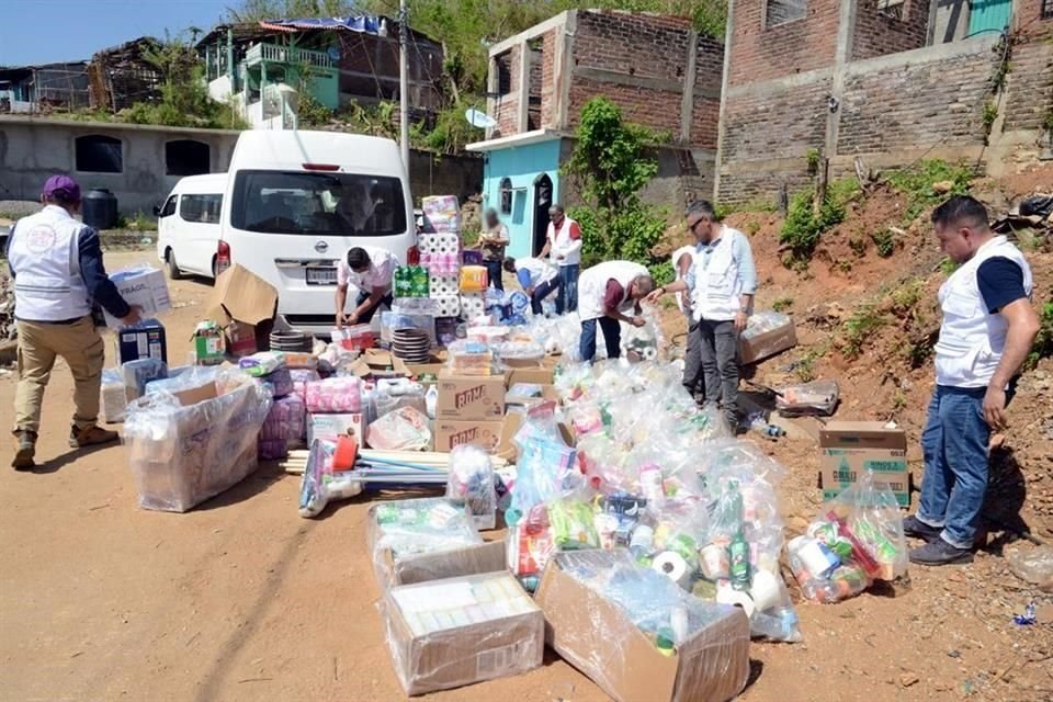 Personal de la CDH llevó los víveres a personas afectadas en la comunidad de Yetla, en el Municipio de Coyuca de Benítez.