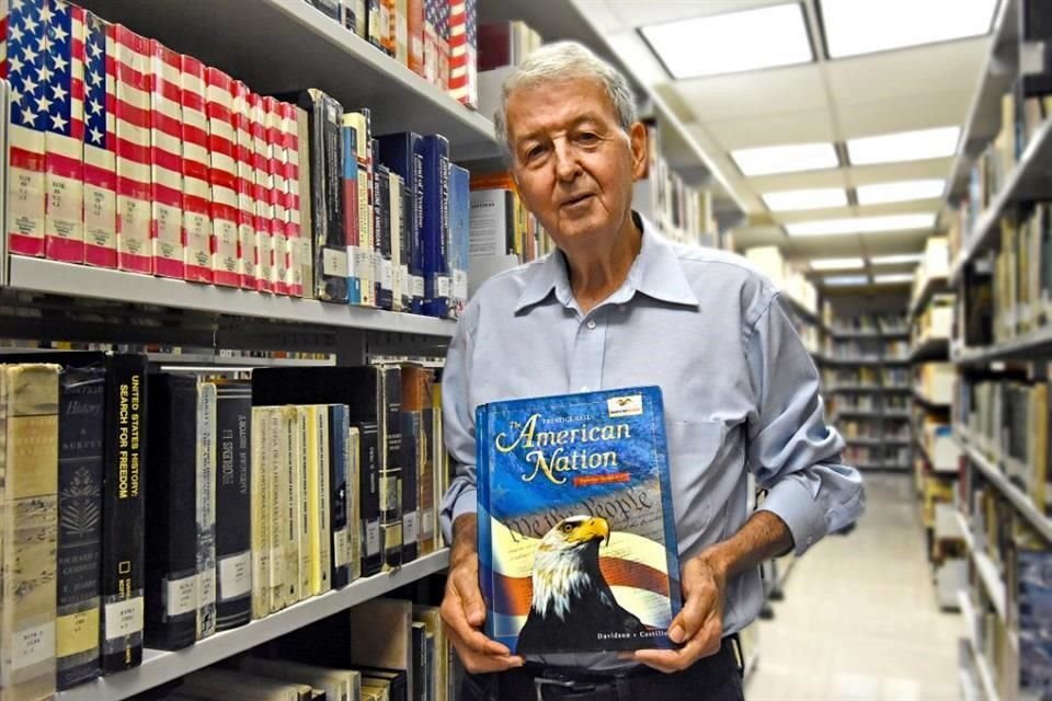 El historiador Miguel Ángel González Quiroga dictó ayer una conferencia a alumnos y maestros en la Facultad de Filosofía y Letras de la UANL.