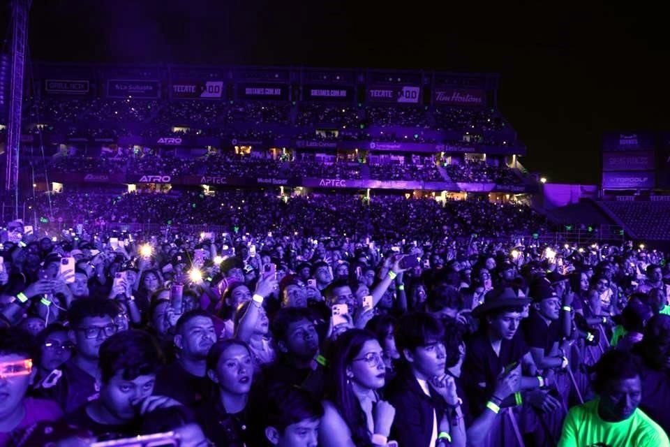 Peso Pluma emocionó a miles de fans que abarrotan su concierto en el estadio de los Sultanes.