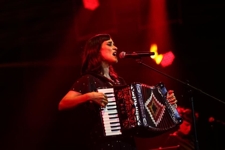 Ofrece Julieta Venegas el primero de dos conciertos en el Teatro   Metropólitan ante 3 mil 100 seguidores.