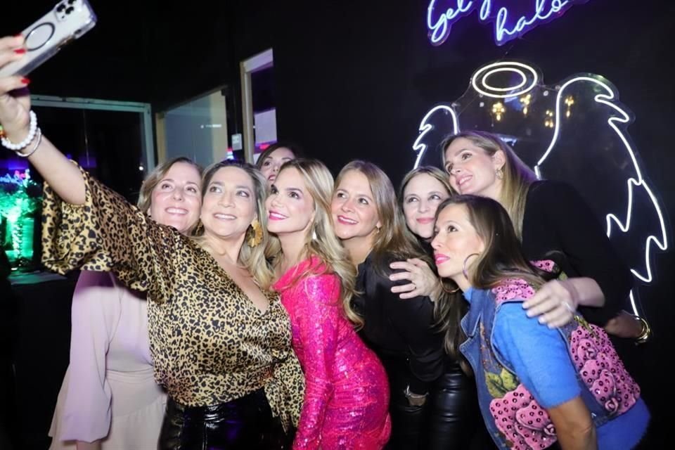 Margot González de Garza, Adriana Rangel de Farías, Claudia Guerrero, Hérica Cortés de Scott, Alicia Constantini de Greenham, Yamile Kuri de Villagomez, Martha García de Safi y Claudia Valdez