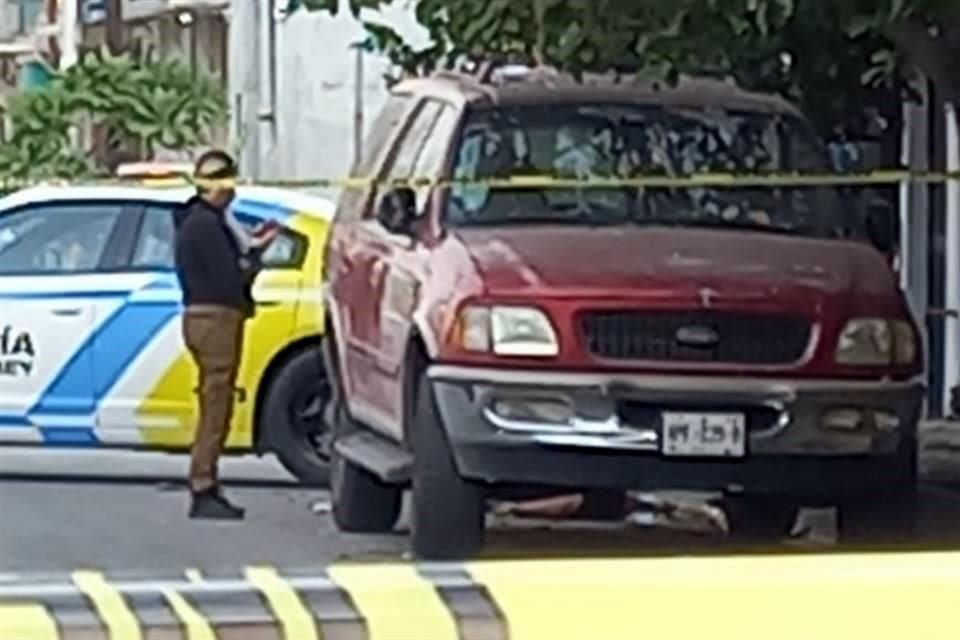 El cuerpo del hombre fue hallado detrás de una camioneta en la calle Villagómez, en la Colonia Industrial.