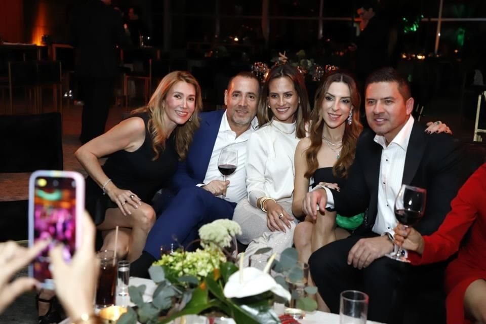 Magdalena Erhard, Sergio Imaz, Sandra Escamilla y Lily Garza con el festejado