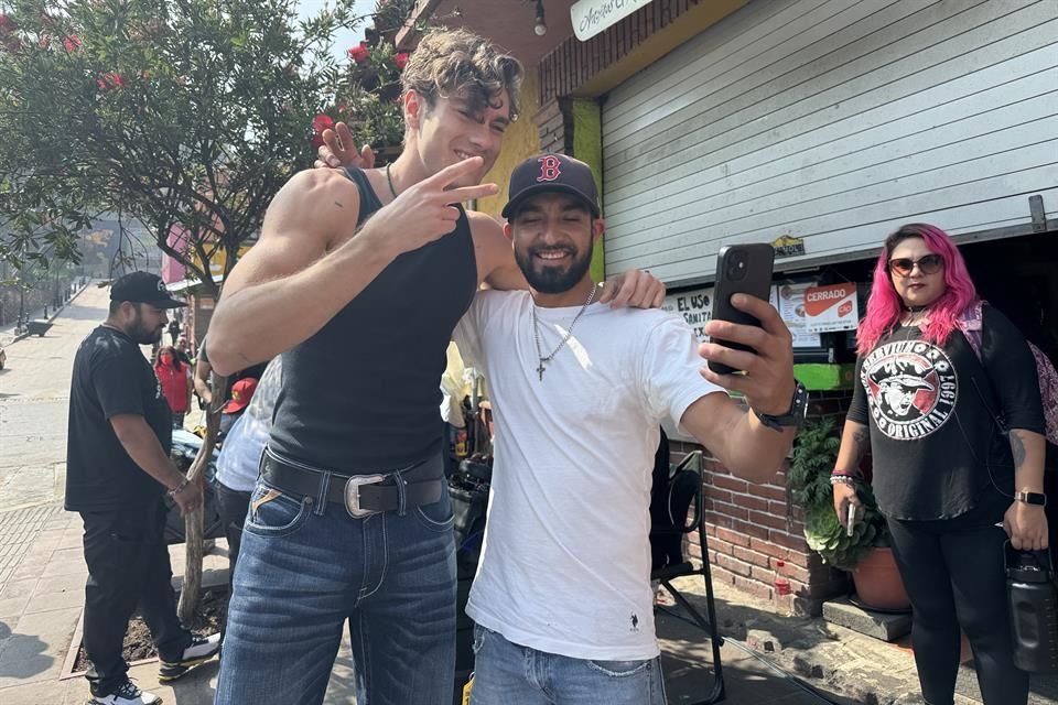 El actor Jason Romon fue uno de los más solicitados para tomarse fotos con los fans.