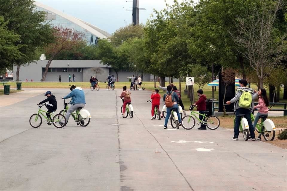 Regios aprovechan periodo vacacional y salen a disfrutar de atracciones en la Ciudad, como el Parque Fundidora.