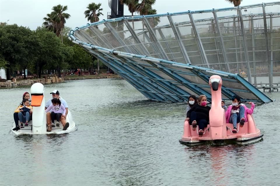 Regios aprovechan periodo vacacional y salen a disfrutar de atracciones en la Ciudad, como el Parque Fundidora.