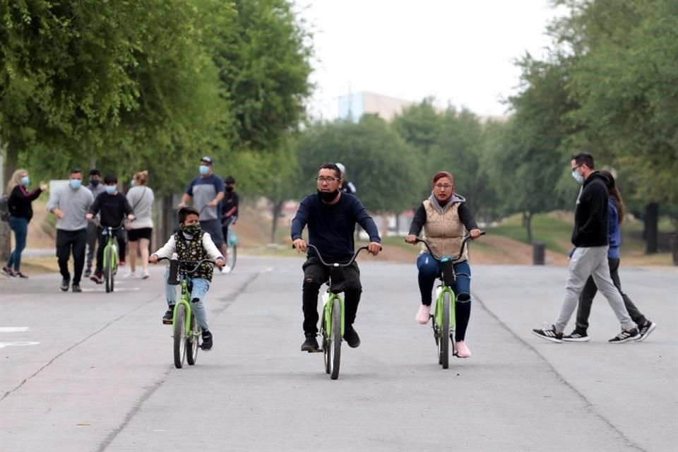 Regios aprovechan periodo vacacional y salen a disfrutar de atracciones en la Ciudad, como el Parque Fundidora.