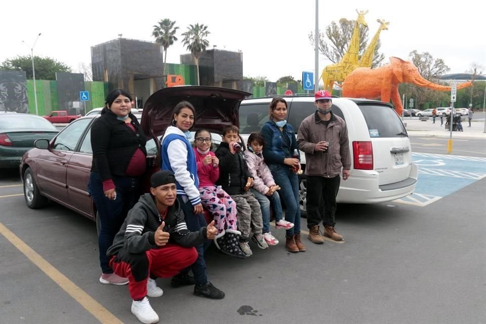 Una familia de nueve integrantes, que viven en García y Matehuala, San Luis Potosí, prefirieron pasear por La Pastora.