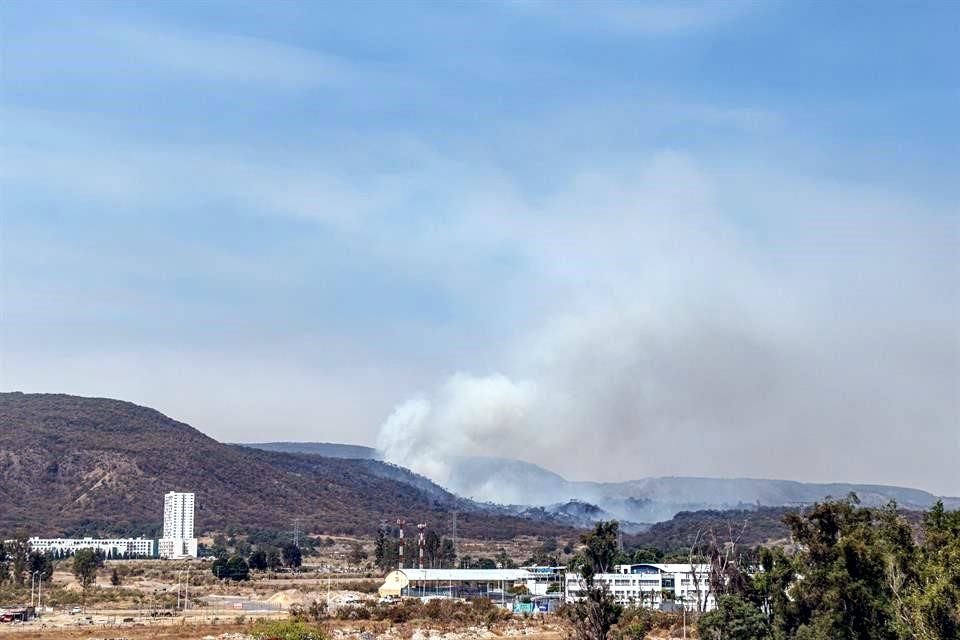 Habitantes de Zapopan próximos a la zona reportan caída de ceniza que ya se acumula en techos, autos y entra por las ventanas, pues el fuego aún continúa activo.