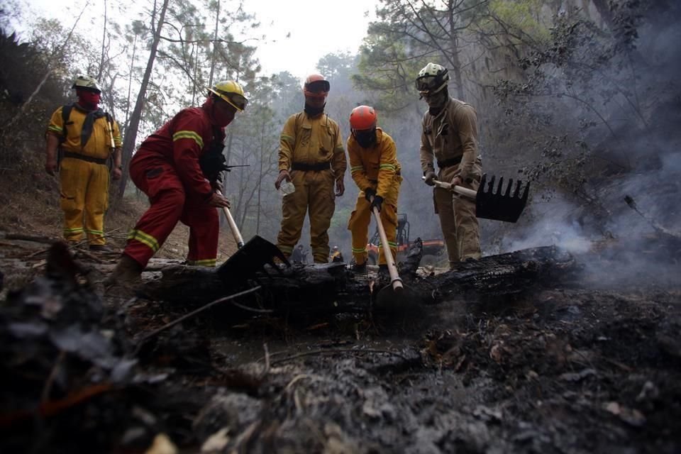 Muchos rescatistas que laboraron en la sierra de Santiago han atendido otros incendios en Zaragoza y Galeana.