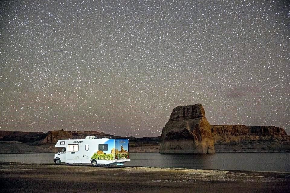 Al optar por un viaje de este tipo tienes incluido tres en uno: renta de auto, restaurante y hotel con vista a las estrellas.