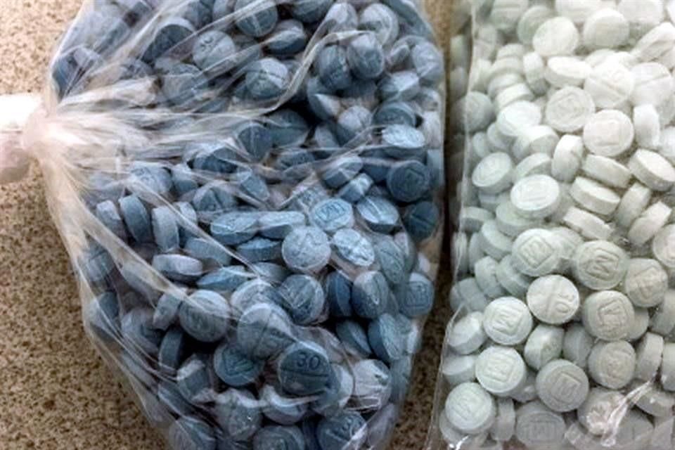 El fentanilo ilegal se vende como polvo, gotas vertidas en papel secante como pequeñas golosinas, en goteros para ojos o vaporizadores nasales o en forma de pastillas similares a opioides recetados.