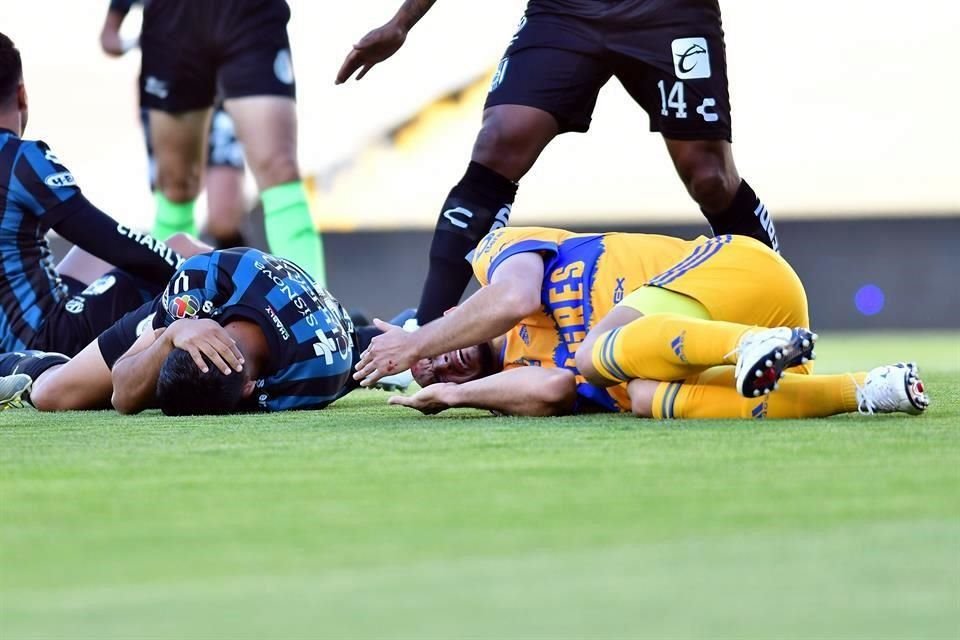 Un choque de cabezas entre Daniel Cervantes y Carlos González al primer minuto prendió alarmas, pero ambos continuaron en el partido.