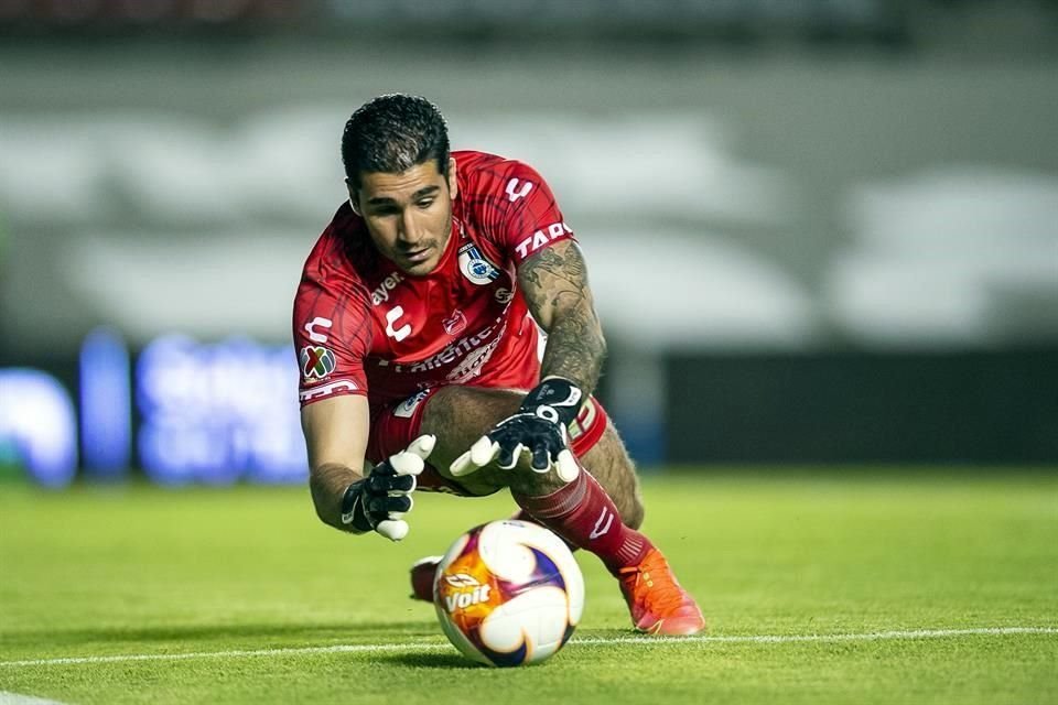 Lo exigieron poco, pero Gil Alcalá terminó rechazando al centro el remate de Carlos González que terminó anotando Diego Reyes.
