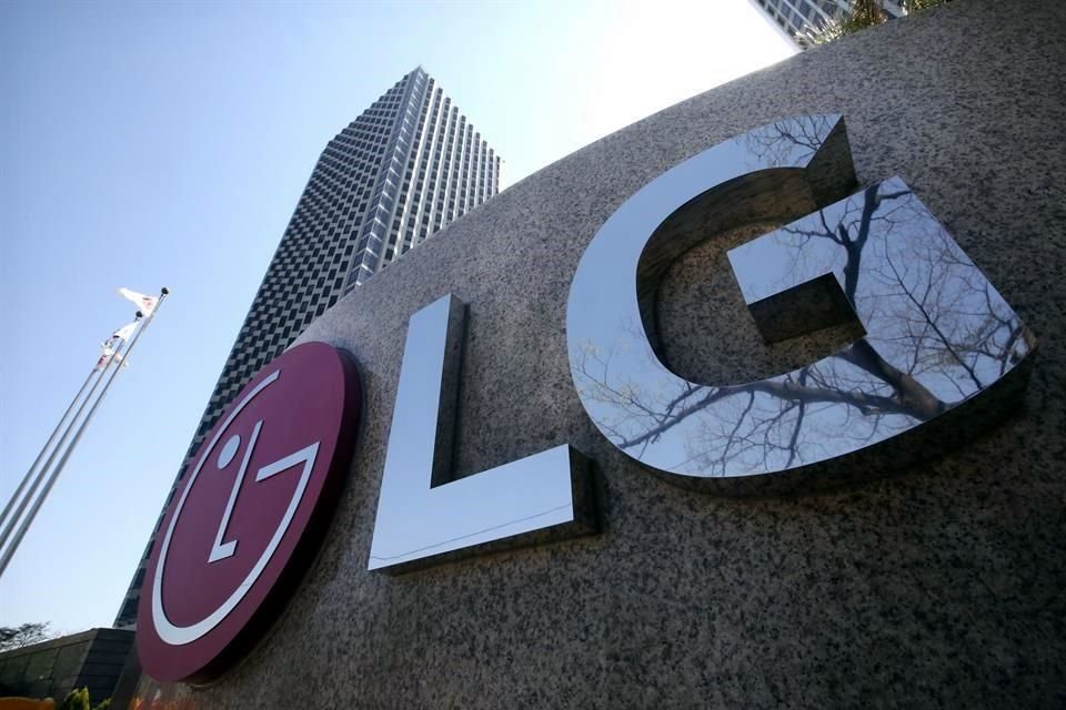 La compañía surcoreana LG abandonará su negocio deficitario de celulares para centrarse en componentes de vehículos eléctricos, robótica, inteligencia artificial y otros productos y servicios.