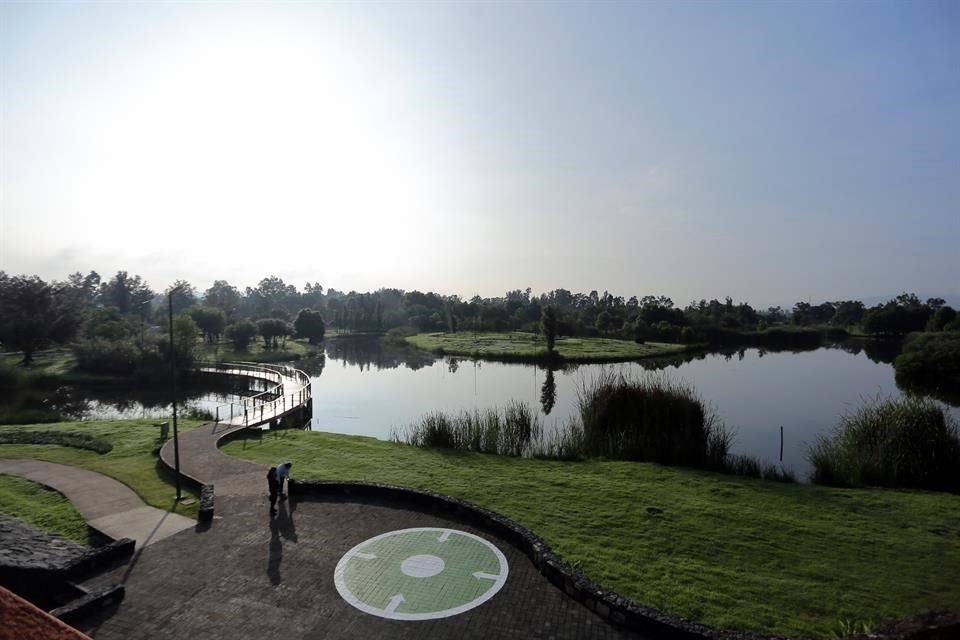 La empresa encargada de la restauración hará los trabajos de desazolve del humedal artificial y realizará la conexión biológica con el lago Huetzalin del Parque Ecológico de Xochimilco.
