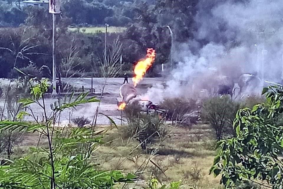 De acuerdo con Protección Civil del Estado, el siniestro está controlado y los bomberos y rescatistas realizan las últimas maniobras para sofocarlo.