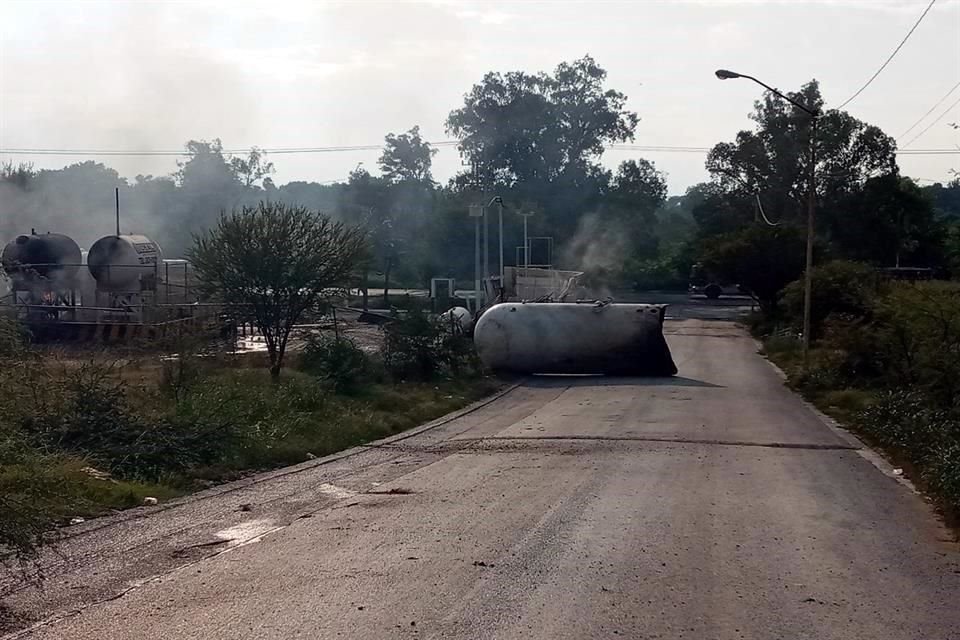 Tras la explosión, partes de los tanques de las pipas salieron volando y quedaron a media calle aún envueltos en llamas.