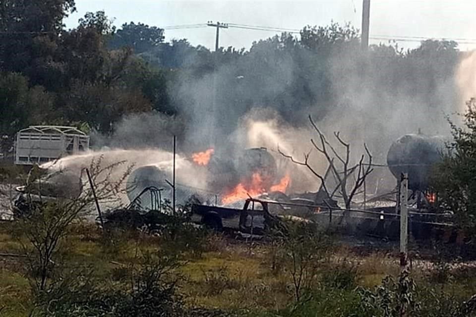De acuerdo con Protección Civil del Estado, el siniestro está controlado y los bomberos y rescatistas realizan las últimas maniobras para sofocarlo.