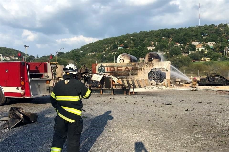 De acuerdo con Protección Civil del Estado, el siniestro está controlado y los bomberos y rescatistas realizan las últimas maniobras para sofocarlo.
