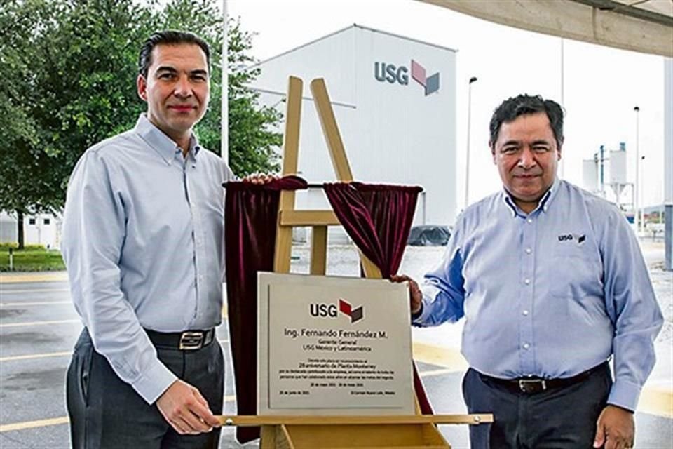 Fernando Fernández, director general, y Carlos Romero, director de Manufactura y Cadena de Suministro, reconocieron el compromiso del equipo a lo largo de estas décadas.